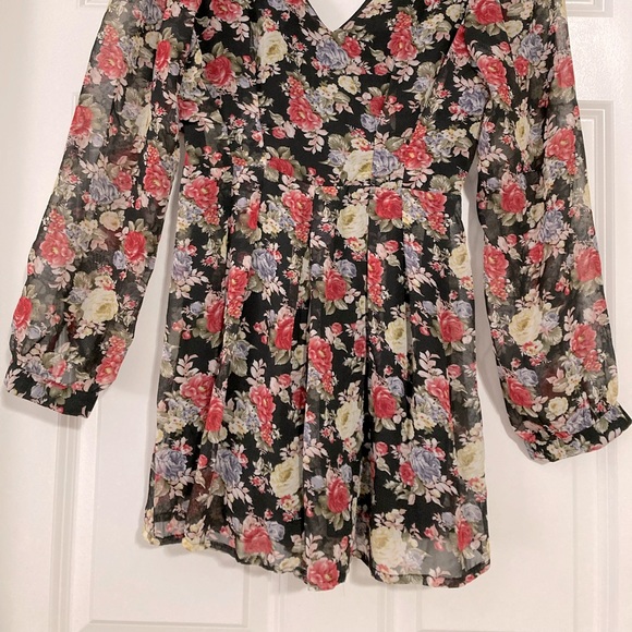 Floral pattern romper dress. - Picture 1 of 4